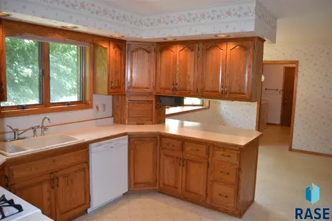 5005 S Pheasant Ln, Sioux Falls, SD 57108 photo 4