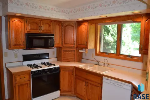 5005 S Pheasant Ln, Sioux Falls, SD 57108 photo 2