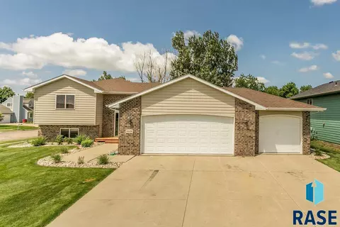 5609 S Sarmar Ave, Sioux Falls, SD 57106 photo 2