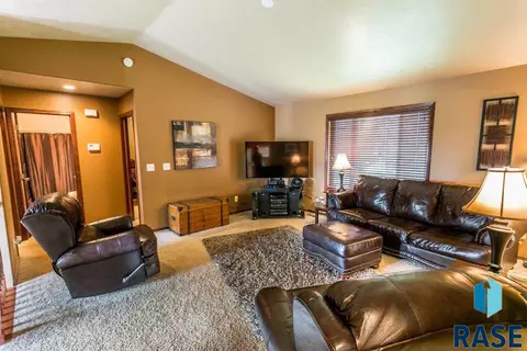 5609 S Sarmar Ave, Sioux Falls, SD 57106 photo 4