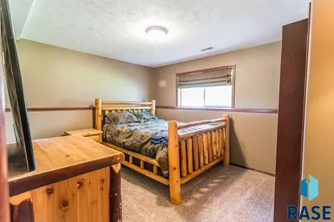 5609 S Sarmar Ave, Sioux Falls, SD 57106 photo 13