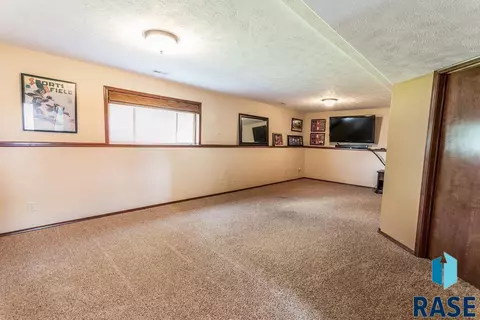 5609 S Sarmar Ave, Sioux Falls, SD 57106 photo 15