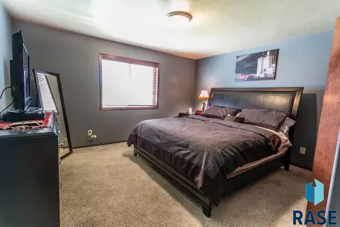 5609 S Sarmar Ave, Sioux Falls, SD 57106 photo 9