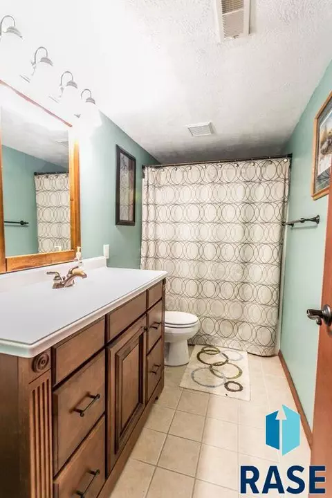 5609 S Sarmar Ave, Sioux Falls, SD 57106 photo 16