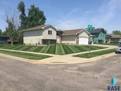 5609 S Sarmar Ave, Sioux Falls, SD 57106 photo 1