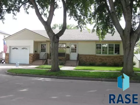 209 E 4th St, Dell Rapids, SD 57022 photo 1