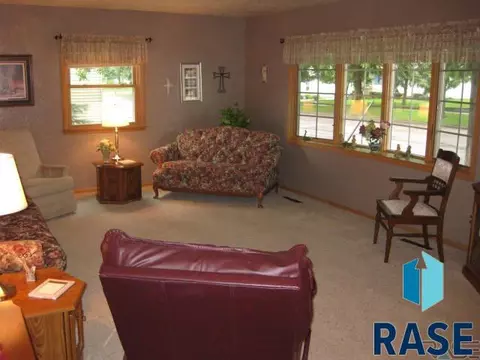 209 E 4th St, Dell Rapids, SD 57022 photo 2