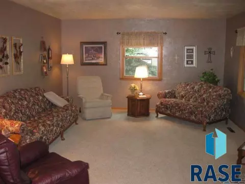 209 E 4th St, Dell Rapids, SD 57022 photo 3