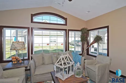 5605 Eastbridge Pl, Sioux Falls, SD 57110 photo 2