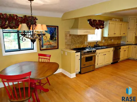 520 E Park Dr, Sioux Falls, SD 57105 photo 2