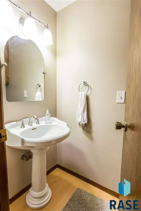 2204 E 51st St, Sioux Falls, SD 57103 photo 4