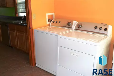 221 W 4th St, Canton, SD 57013 photo 16