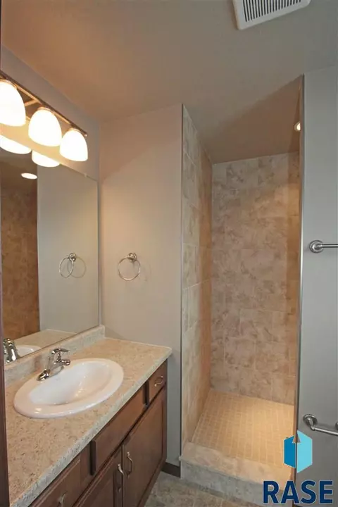 2913 S Gerbera Ave, Sioux Falls, SD 57106 photo 9