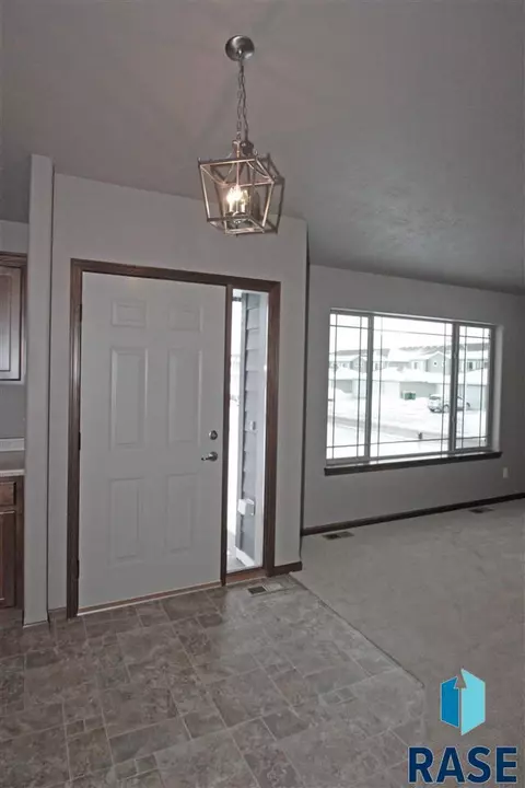 2913 S Gerbera Ave, Sioux Falls, SD 57106 photo 2