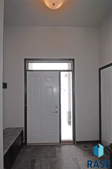 2913 S Lucerne Ave, Sioux Falls, SD 57106 photo 3