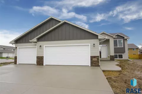 2913 S Lucerne Ave, Sioux Falls, SD 57106 photo 1