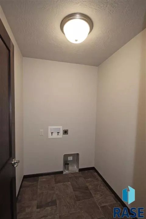 2913 S Lucerne Ave, Sioux Falls, SD 57106 photo 11