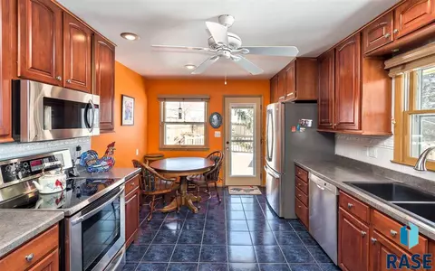 901 E 38th St, Sioux Falls, SD 57105 photo 5