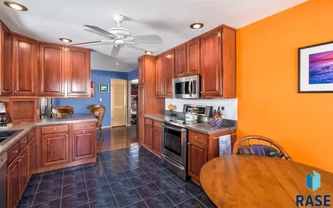 901 E 38th St, Sioux Falls, SD 57105 photo 3