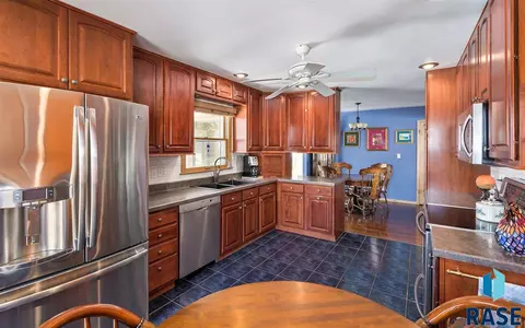 901 E 38th St, Sioux Falls, SD 57105 photo 4