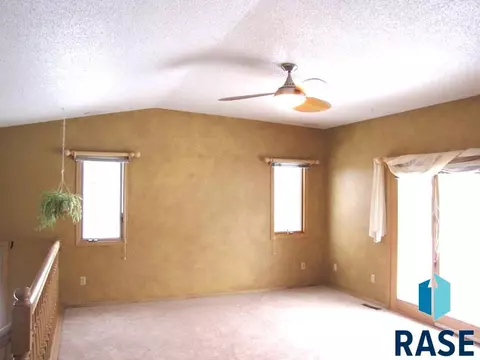 1316 S Risley Cir, Sioux Falls, SD 57106 photo 6