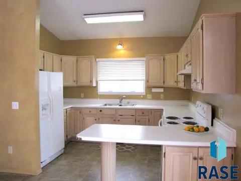1316 S Risley Cir, Sioux Falls, SD 57106 photo 5