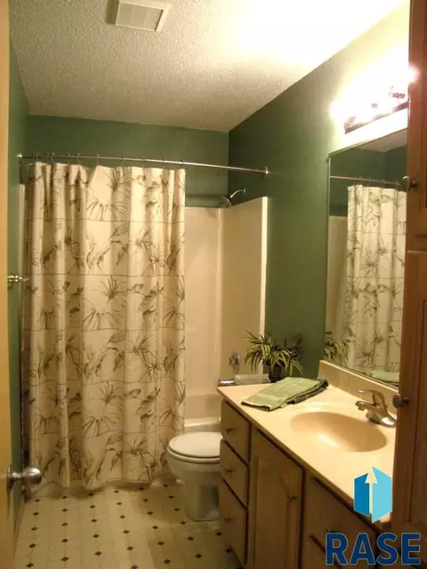 1316 S Risley Cir, Sioux Falls, SD 57106 photo 10