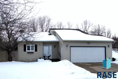 1316 S Risley Cir, Sioux Falls, SD 57106 photo 1