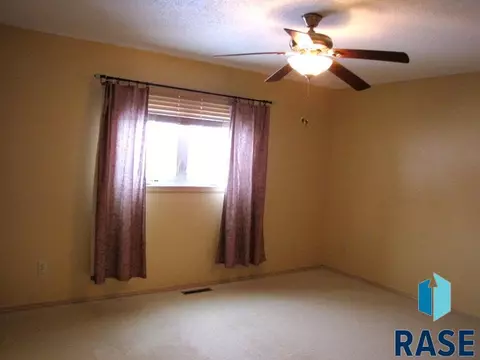 1316 S Risley Cir, Sioux Falls, SD 57106 photo 11