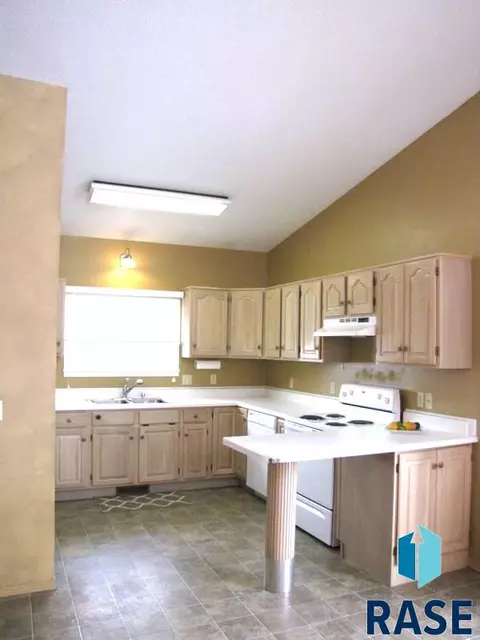 1316 S Risley Cir, Sioux Falls, SD 57106 photo 3