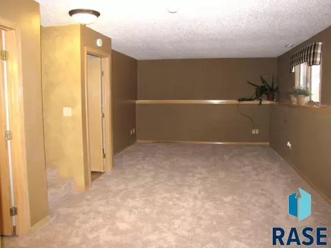 1316 S Risley Cir, Sioux Falls, SD 57106 photo 13