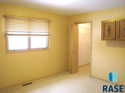 1316 S Risley Cir, Sioux Falls, SD 57106 photo 8