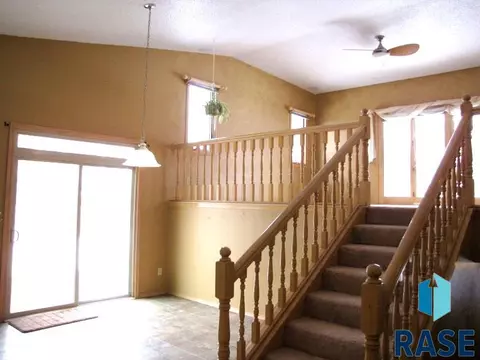 1316 S Risley Cir, Sioux Falls, SD 57106 photo 2