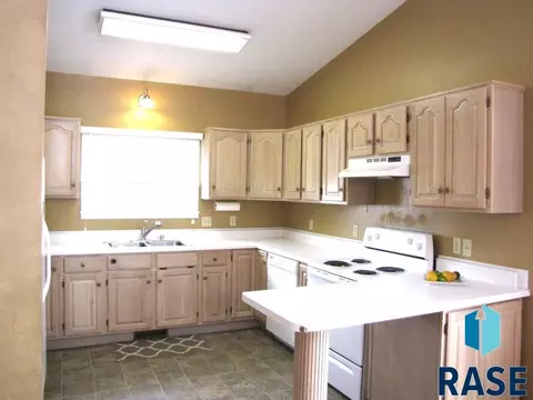 1316 S Risley Cir, Sioux Falls, SD 57106 photo 4
