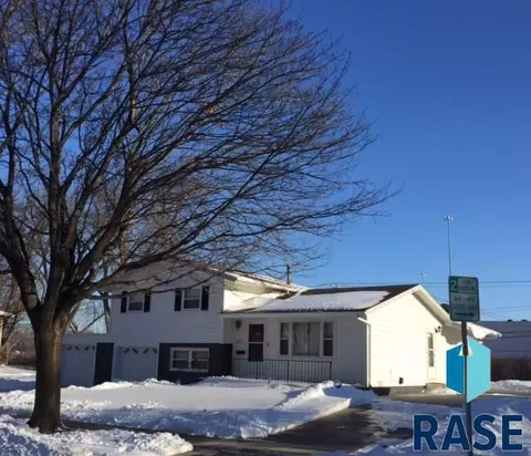 1013 E Pam Rd, Sioux Falls, SD 57105 photo 2
