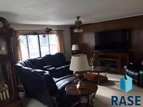 1013 E Pam Rd, Sioux Falls, SD 57105 photo 9