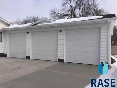 1013 E Pam Rd, Sioux Falls, SD 57105 photo 3