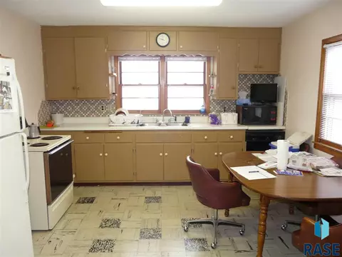 204 E Center St, Marion, SD 57043 photo 3