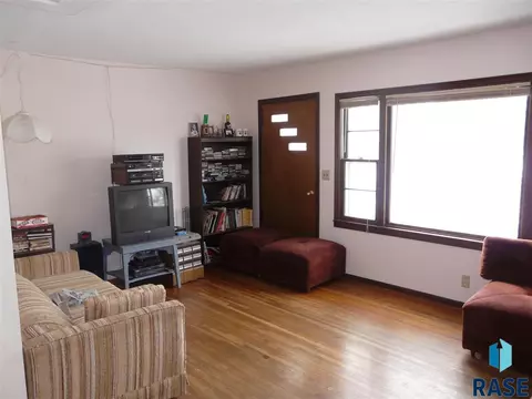 204 E Center St, Marion, SD 57043 photo 2