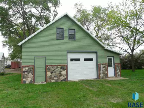 204 E Center St, Marion, SD 57043 photo 6