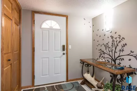1645 N Cactus Dr, Sioux Falls, SD 57110 photo 2