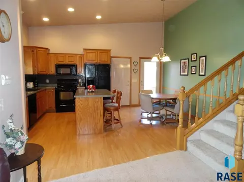 425 S Deerview Ave, Tea, SD 57064 photo 2