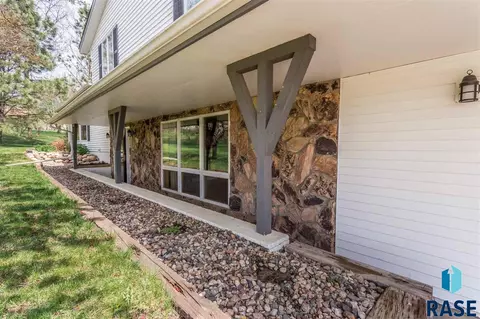 3312 S Daniel Dr, Sioux Falls, SD 57110 photo 2