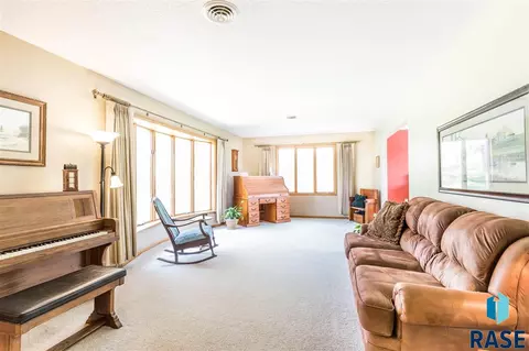 3312 S Daniel Dr, Sioux Falls, SD 57110 photo 4