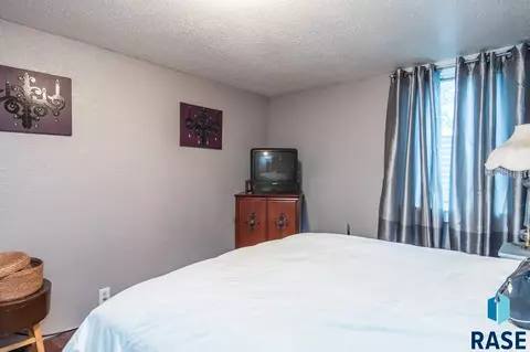 2704 S Summit Ave, Sioux Falls, SD 57105 photo 11
