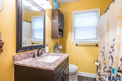 2704 S Summit Ave, Sioux Falls, SD 57105 photo 6