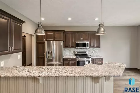 2232 E Stone Pointe Cir, Sioux Falls, SD 57110 photo 6