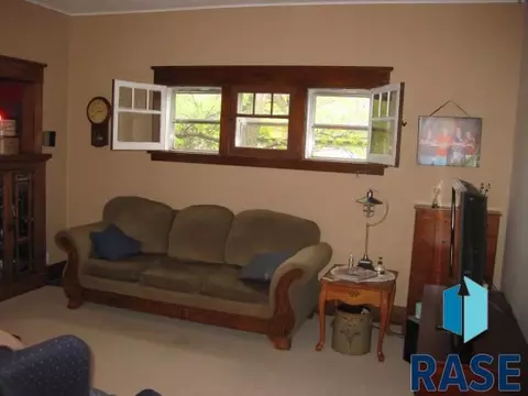 203 E 4th St, Dell Rapids, SD 57022 photo 4