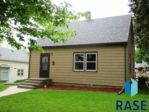 305 E 7th St, Dell Rapids, SD 57022 photo 1