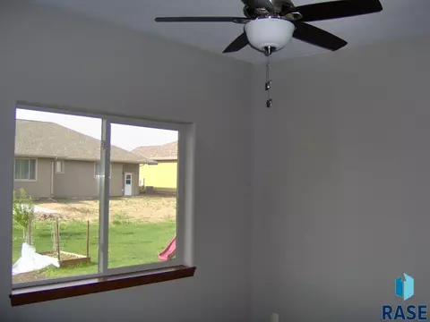 1425 W Meadowbrook Trl, Brandon, SD 57005 photo 9